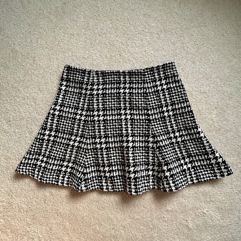 Forever 21 black and white print skirt. Size M